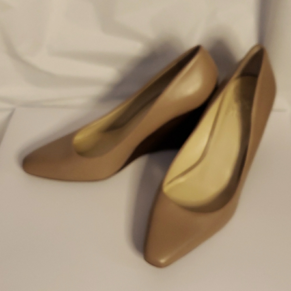 Vince Camuto VP Diletta Camel Beige Leather Wedge 7 1/2 Medium 38